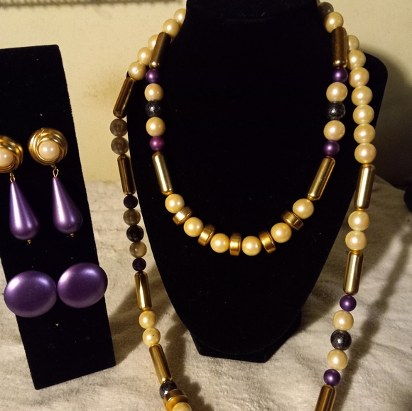 Used,not new 4pc Jewerly Set. Simulated pearl 2 lengths necklaces with 2 earring - Picture 3 of 3
